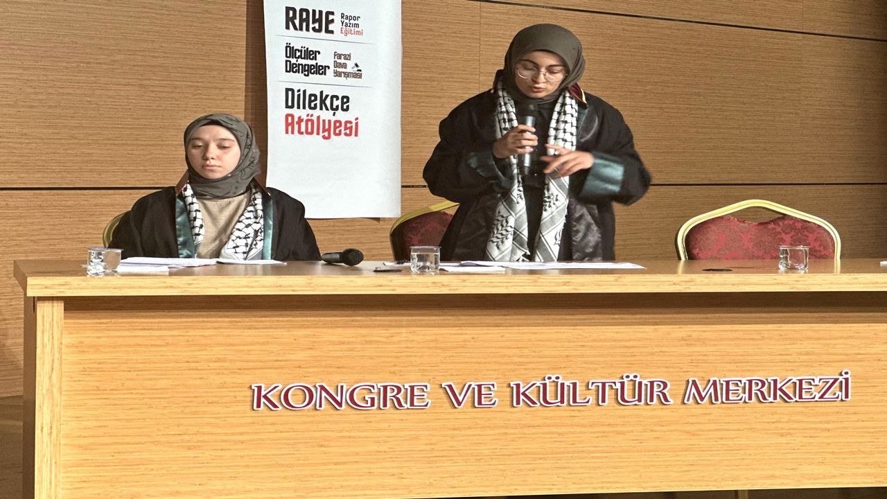 Nevşehir'de Hukuk Öğrencileri Kefiye ile Sahneye Çıktı