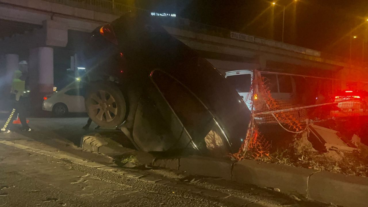 Sivas'ta Araç Çukurda Mahsur Kaldı: 5 Yaralı