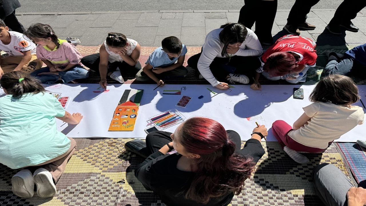Nevşehir'de Çocuklar "Filistin İçin Sen de Çiz" Etkinliğinde İsrail'i Protesto Etti