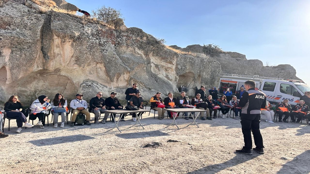 Nevşehir'de AFAD Gönüllüleri İçin Doğa Yürüyüşü ve Eğitim Etkinliği