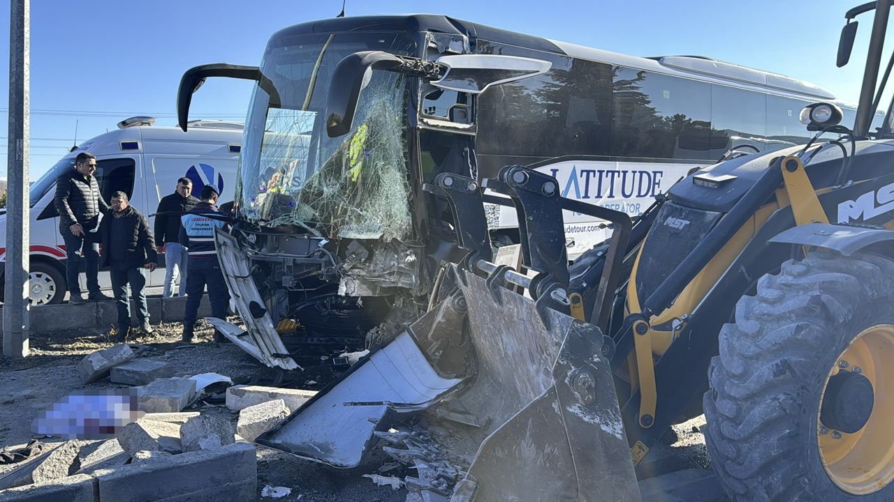 Nevşehir’de Otobüs İle İş Makinesi Çarpıştı: 1’i Ağır 6 Yaralı