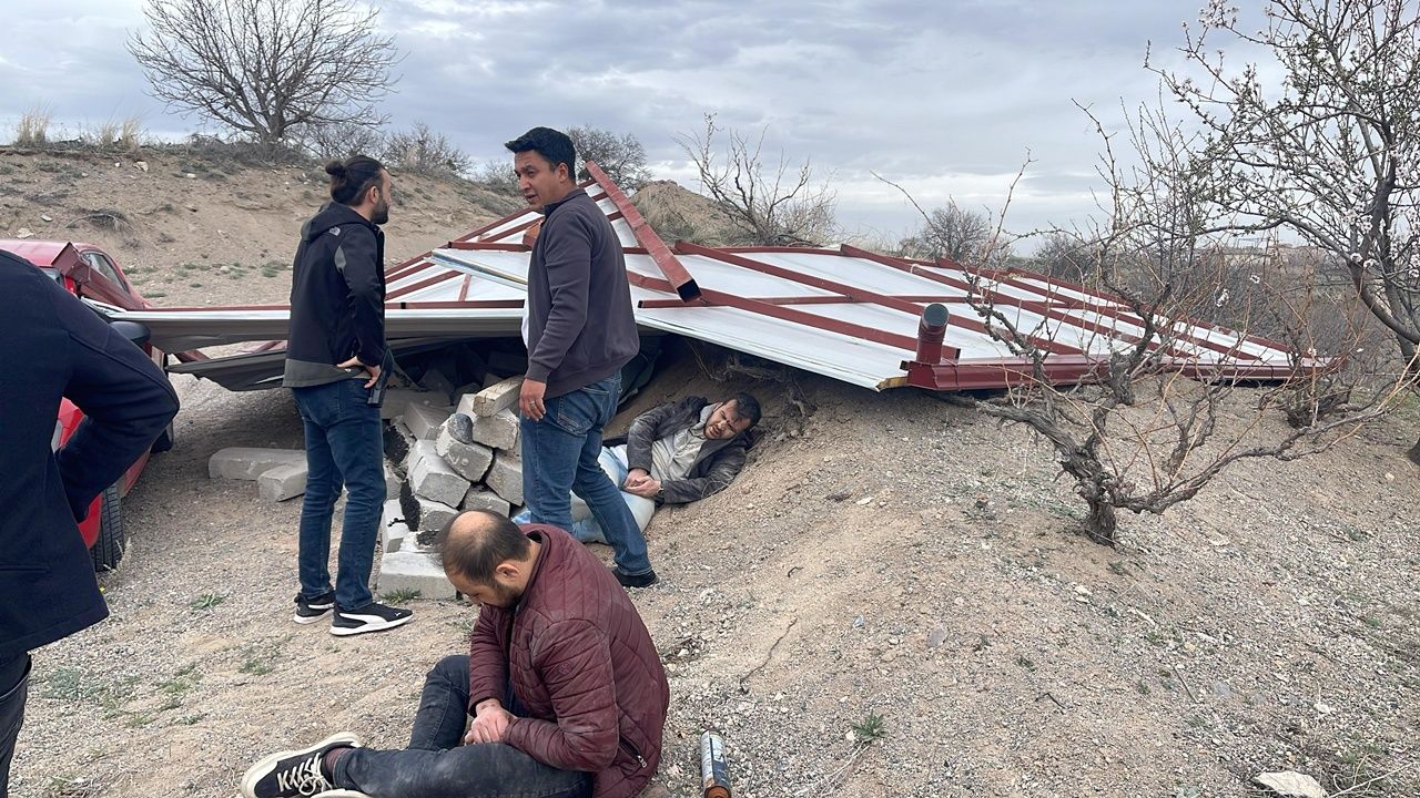 Nevşehir'de Kuvvetli Rüzgarın Etkisiyle Çatı Uçtu, 2 Kişi Yaralandı
