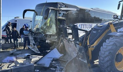 Nevşehir’de Otobüs İle İş Makinesi Çarpıştı: 1’i Ağır 6 Yaralı