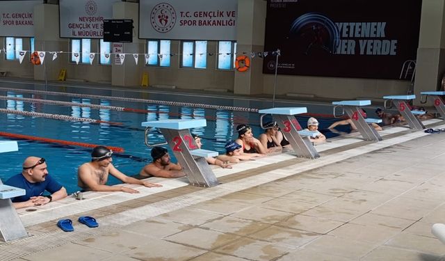Yüzme Kursunda Aday Antrenörler Eğitim Alıyor