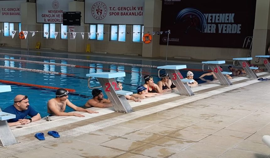 Yüzme Kursunda Aday Antrenörler Eğitim Alıyor